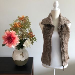 SUTHERLAND knitted vest with a faux fur, Size XS